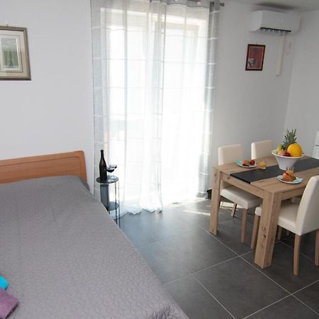 Valkane Beach Studio Apartment Pula Exterior photo
