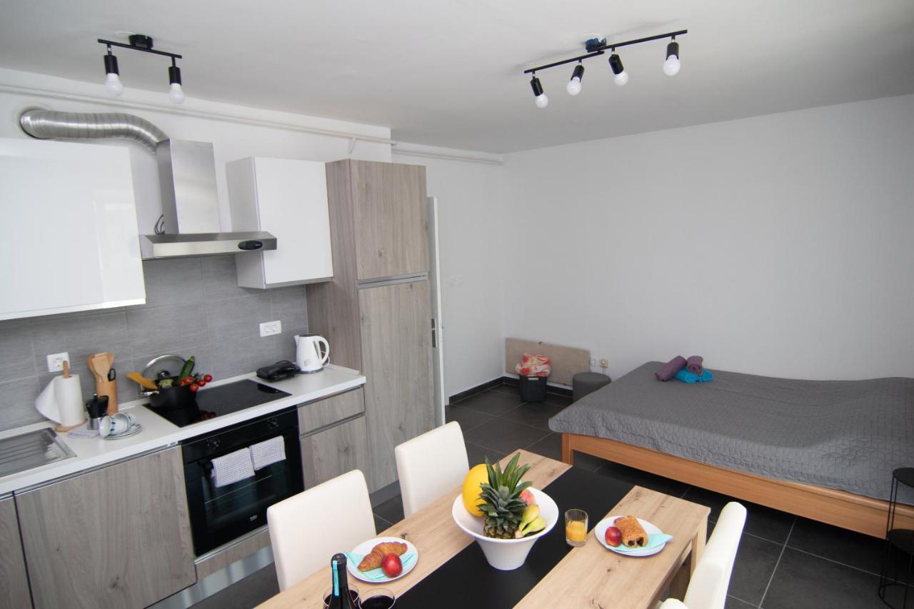 Valkane Beach Studio Apartment Pula Exterior photo
