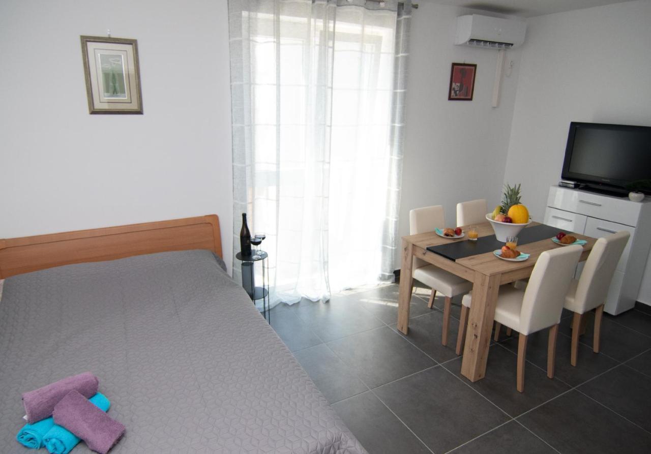 Valkane Beach Studio Apartment Pula Exterior photo